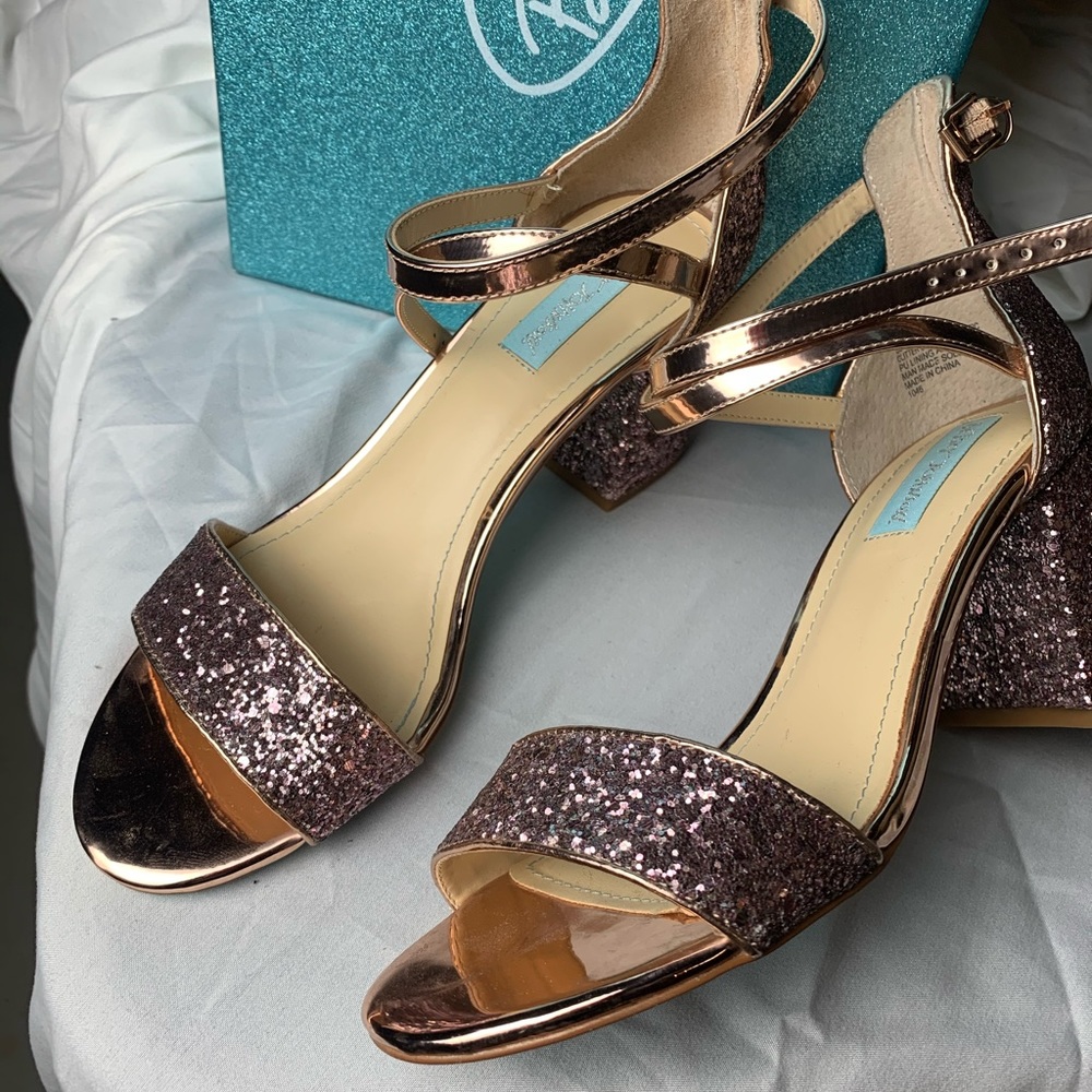 Blush rhinestone Betsey Johnson heel Sz 8.5